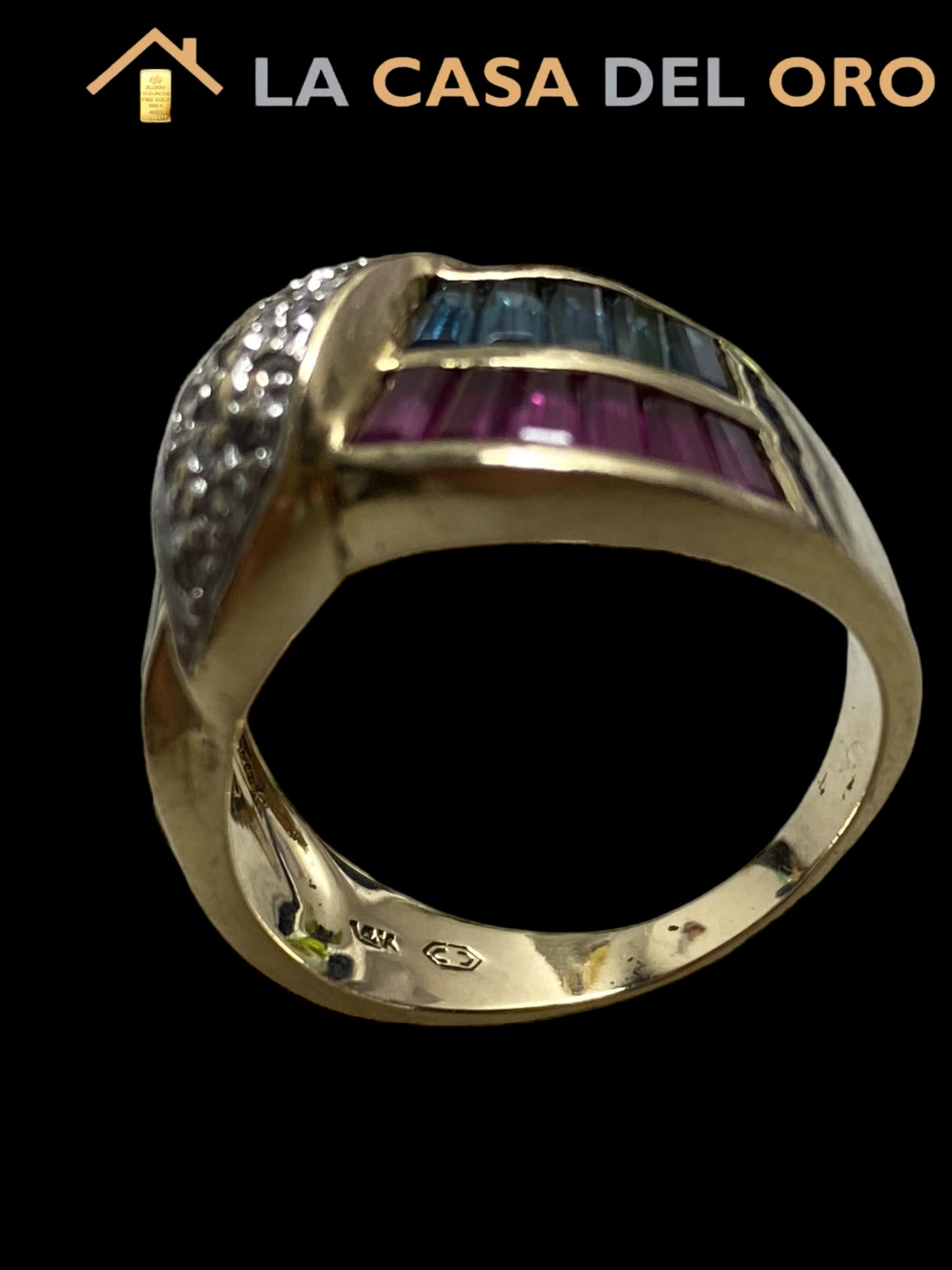 Anillo bicolor con brillantes, piedras rojas y azules oro de 14kt