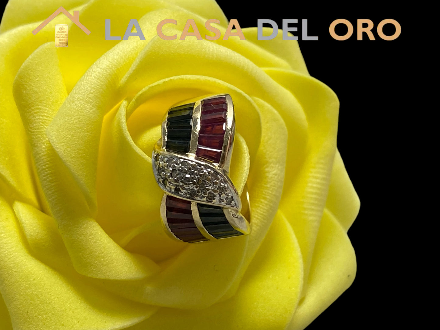 Anillo bicolor con brillantes, piedras rojas y azules oro de 14kt