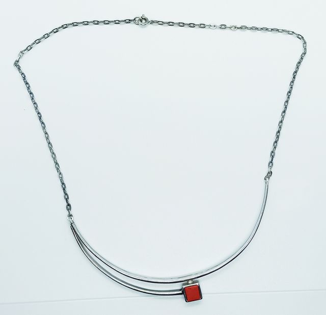 COLGANTE DE PLATA MUJER CON PIEDRA ROJA