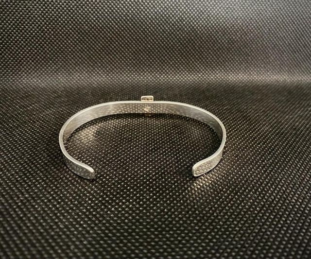 PULSERA RIGIDA CON ROSA DE PLATA 925