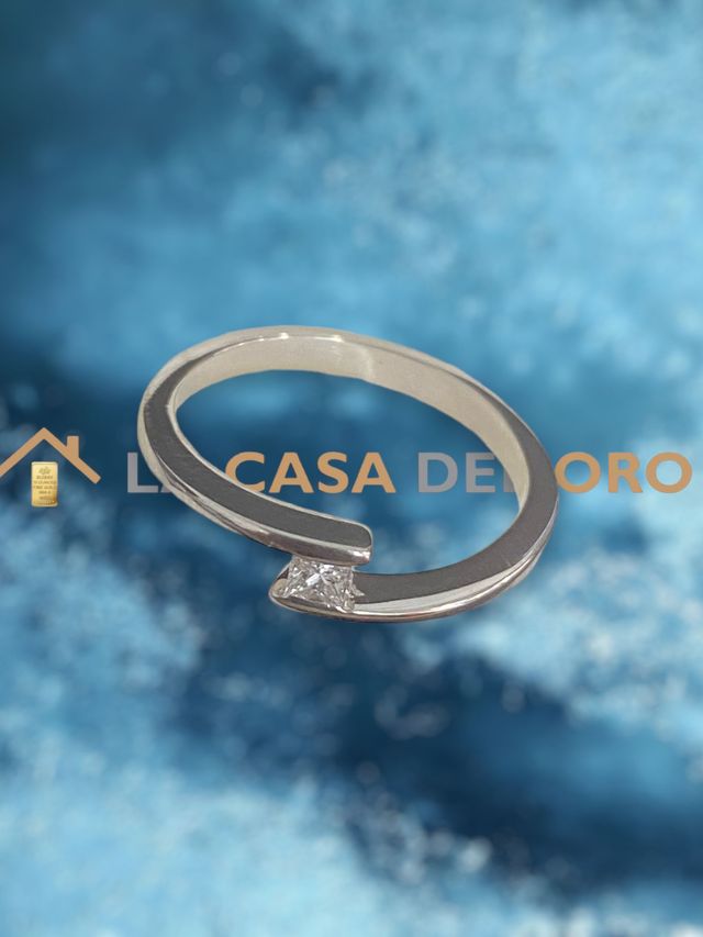 Anillo con diamante cuadrado, 18kt